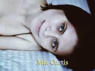 Mia_Curtis